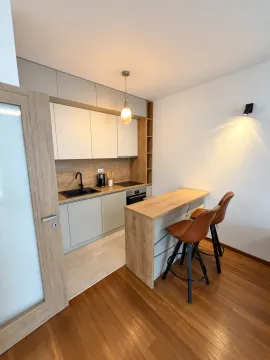 Moderna kuhinja sa šankom i trpezarijskim stolicama. - image 3