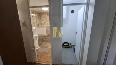 Pogled iz hodnika na kupatilo sa tuš kabinom i dodatnu prostoriju. - image 4