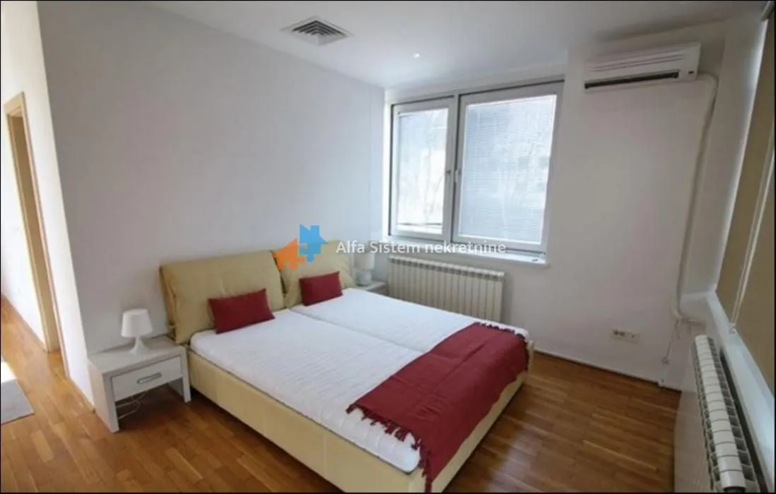 Izdavanje, četvorosoban stan, 250m², Savski Venac, Beograd