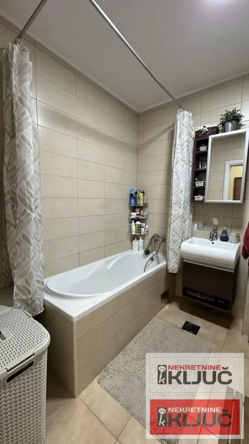 Prodaja, četvorosoban stan, 84m², Novo naselje, Novi Sad