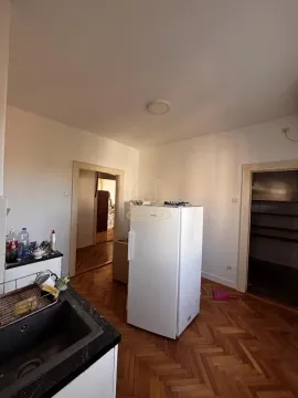Manja kuhinja sa sudoperom, frižiderom i drvenim podom. - image 5