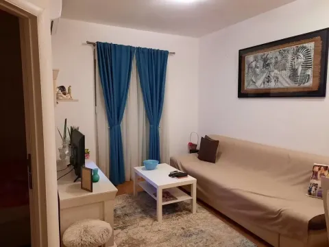 Living room with sofa, coffee table and TV unit. - image 9