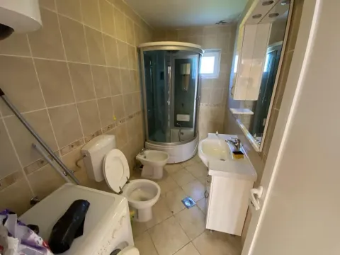 Kupatilo opremljeno tuš kabinom, umivaonikom, toaletom i veš mašinom. - image 5