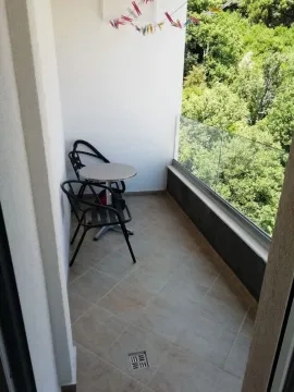 Manja terasa sa stolom, stolicama i pogledom na zelenilo. - image 7
