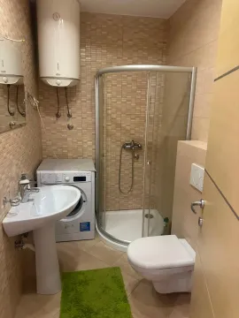 Manje kupatilo sa tuš kabinom, umivaonikom, veš mašinom i toaletom. - image 3