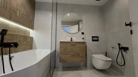 Moderno kupatilo sa tuš kabinom, kadom, umivaonikom i toaletom. - image 7