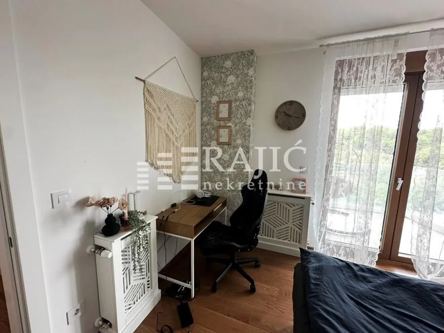 Furnished bedroom with a desk and access to the terrace.