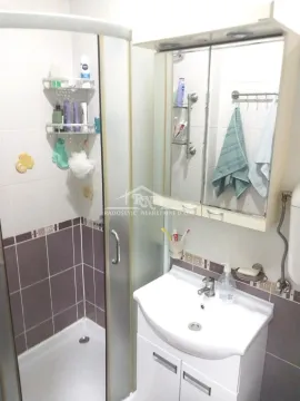 Manje kupatilo sa tuš kabinom, umivaonikom i ogledalom sa ormarićem. - image 15