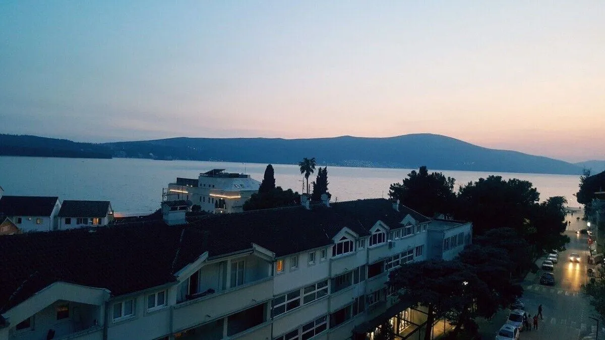 Izdavanje, jednosoban stan, 49m², Centar, Tivat