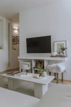 Dnevna soba sa TV-om, stočićem i dekorativnim elementima. - image 2