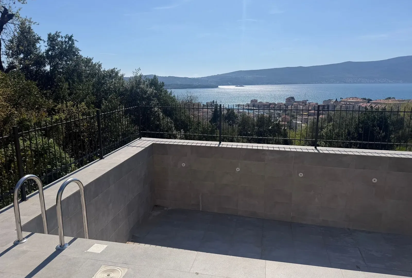 Izdavanje, dvosoban stan, 72m², Tripovići, Tivat