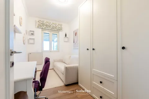 Manja spavaća soba sa krevetom, radnim stolom i bijelim ormarom. - image 15