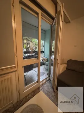 Pogled iz dnevne sobe na terasu sa otvorenim vratima. - image 11