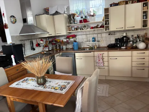 Trpezarija sa drvenim stolom i trpezarijskim stolicama, povezana sa kuhinjom. - image 6