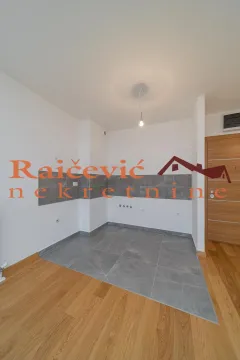 Deo prostora predviđen za kuhinju sa priključcima na zidu i keramičkim pločicama. - image 6