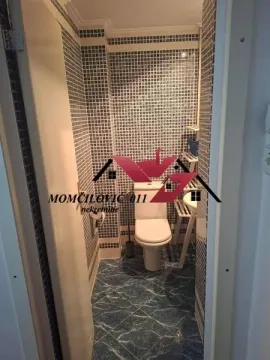 Pogled na manje kupatilo sa pločicama u mozaiku i sanitarnim elementima. - image 10