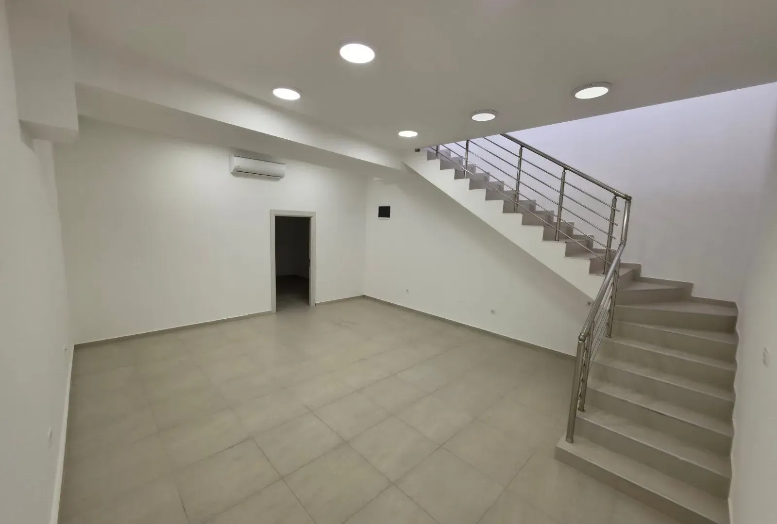 Rent, office space, 115m², Blok 6, Podgorica