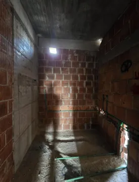 Unutrašnjost prostora u sivoj fazi izgradnje sa ogoljenim ciglama. - image 14
