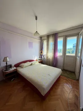 Spavaća soba sa bračnim krevetom i izlazom na terasu. - image 15