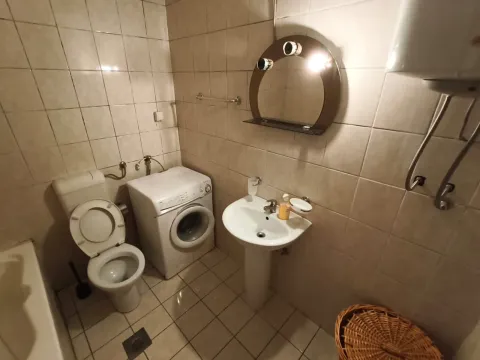 Kompaktno opremljeno kupatilo sa sanitarijama, umivaonikom i mašinom za veš. - image 12