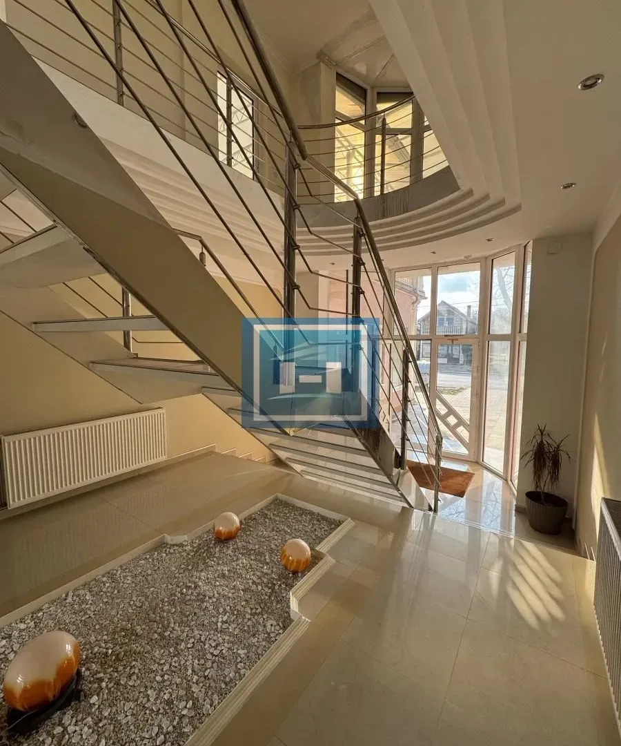 Rent, office space, 110m², Ćuprija, Srbija