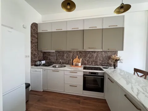 Moderna kuhinja sa bijelim i sivim elementima i mermernom pozadinom. - image 8