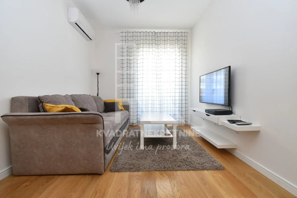 Izdavanje, jednosoban stan, 39m², Central Point, Podgorica