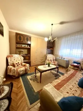 Dnevna soba sa garniturom za sedenje, stočićem i drvenim ormarima. - image 7