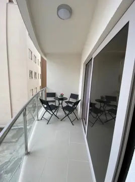 Manji namješteni balkon sa stolom i stolicama. - image 4