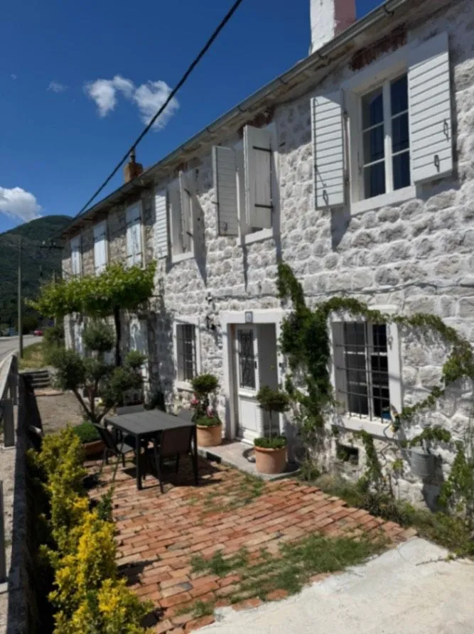 Izdavanje, kuća, 240m², Donja Lastva, Tivat