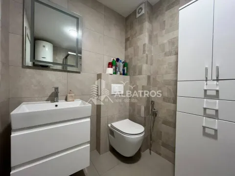 Savremeno opremljeno kupatilo sa umivaonikom, wc šoljom i ugradnim ormarićem. - image 10