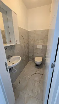 Manje kupatilo sa umivaonikom, ugradnim WC šoljom i zidnim ormarićem sa ogledalom. - image 12