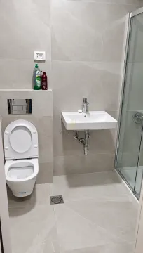 Moderne kupatilo sa tuš kabinom, umivaonikom i toaletom u svijetlim pločicama. - image 5