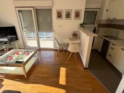 Rent, two bedroom apartment, 70m², City Kvart, Podgorica - image 4