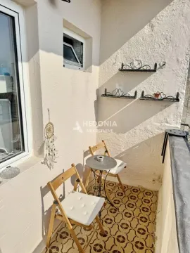Mali osunčani balkon sa stočićem i dve stolice. - image 6