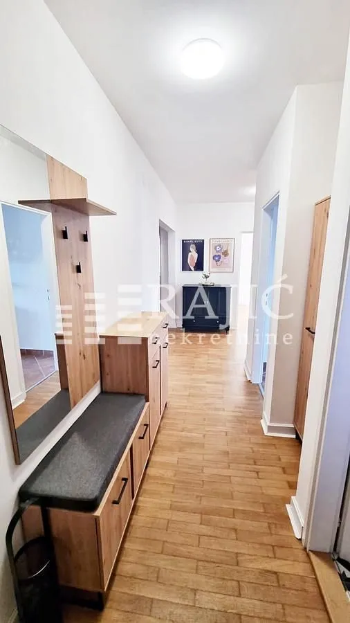 Izdavanje, četvorosoban stan, 132m², Senjak, Beograd