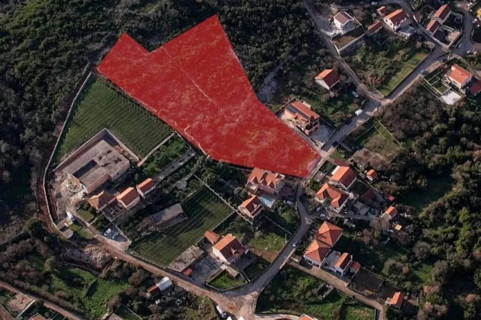 Satelitski snimak sa označenom katastarskom parcelom.