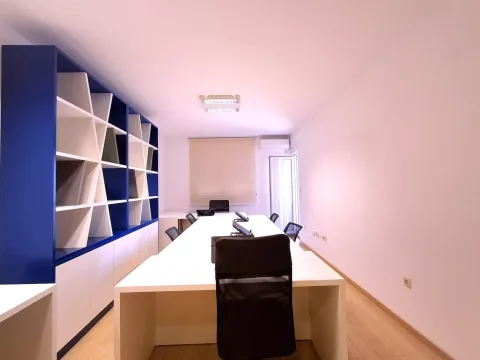 Izdavanje, poslovni prostor, 75m², City Kvart, Podgorica - image 1