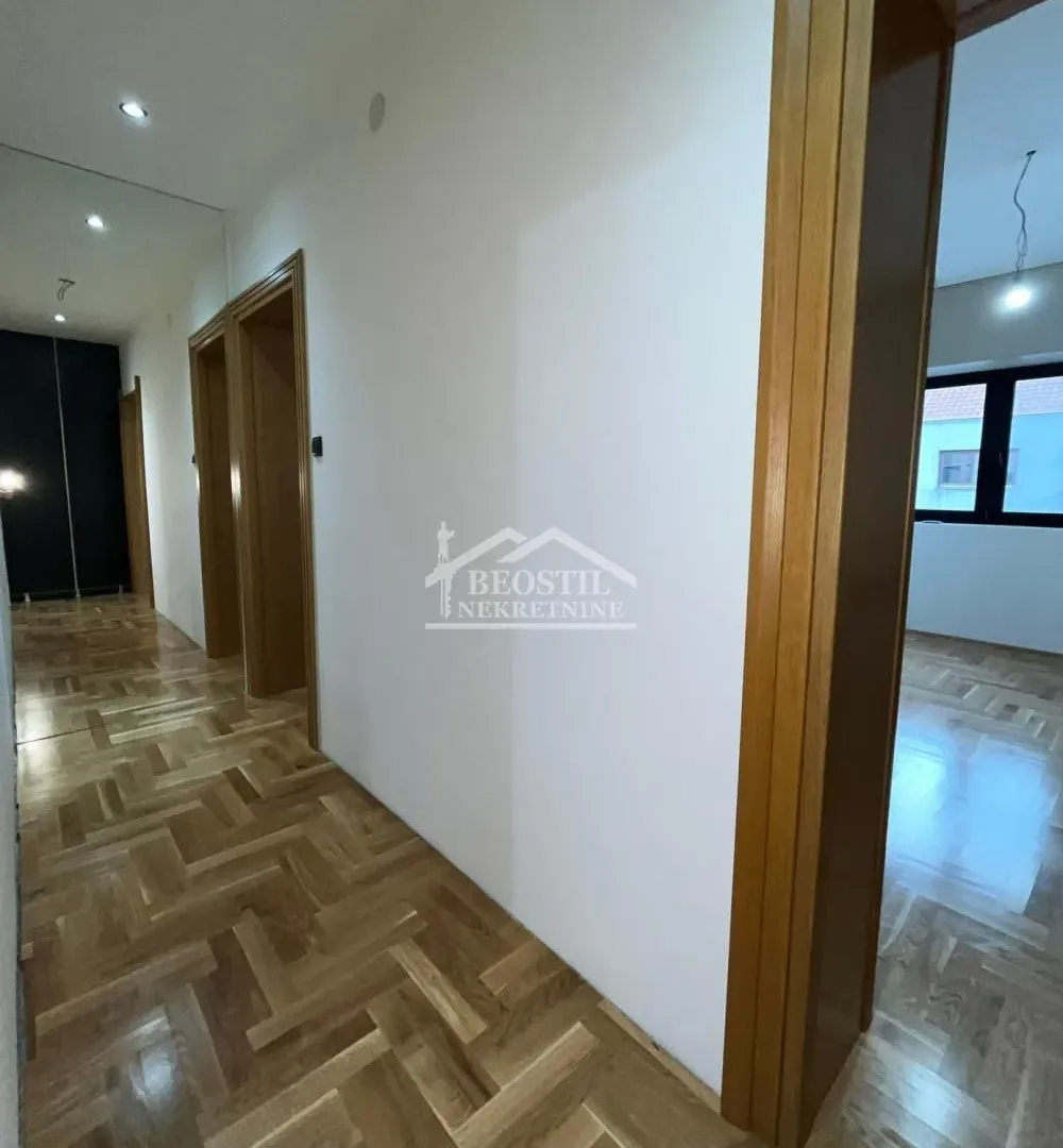 Prodaja, četvorosoban stan, 130m², Centar, Smederevo