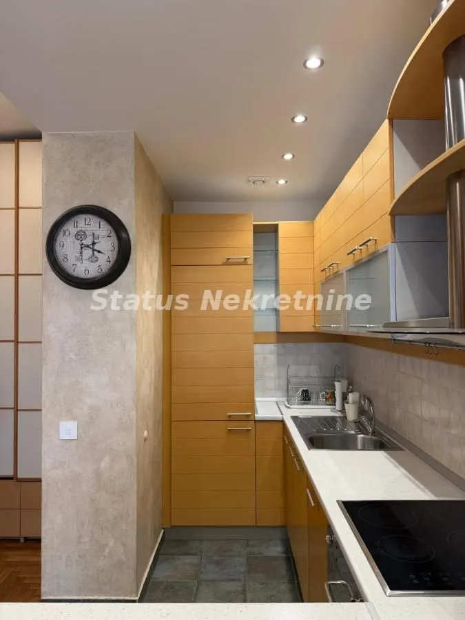 Izdavanje, trosoban stan, 64m², Stari grad, Novi Sad