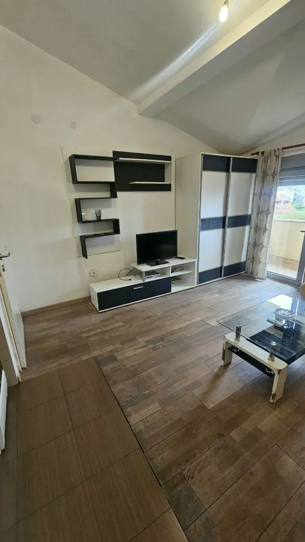 Dnevni boravak sa garniturom i izlazom na terasu.