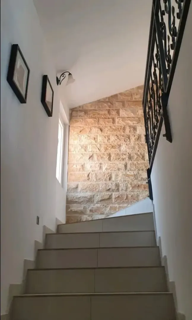Izdavanje, dvosoban stan, 80m², Tivat, Crna Gora