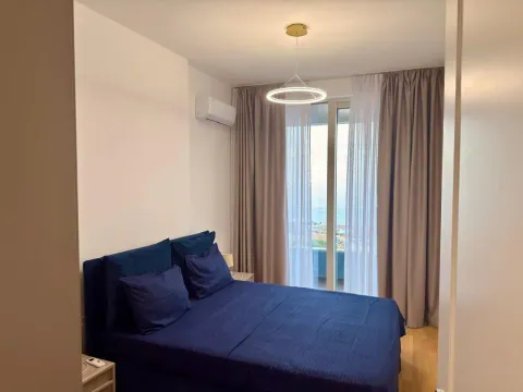 Spavaća soba sa bračnim krevetom i izlazom na balkon. - image 12