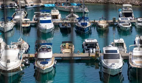 Pogled na marinu ispunjenu brodovima i jahtama. - image 22