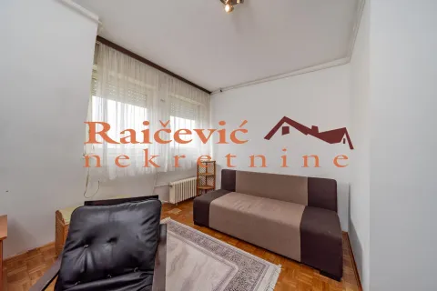Dnevna soba sa kaučem, foteljom i prozorima sa belim zavesama. - image 13