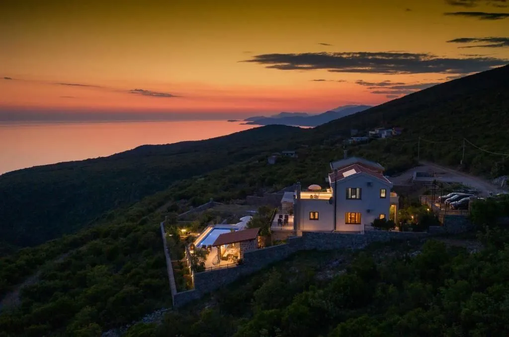 Prodaja, kuća, 300m², Zagora, Kotor