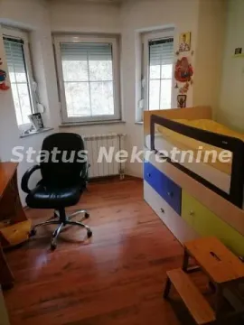 Dečja soba sa krevetom, radnim stolom i stolicom. - image 7