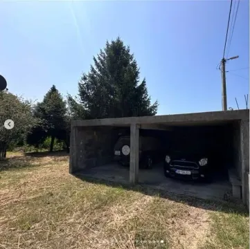 Otvorena betonska garaža sa parkiranim automobilima u prostranom dvorištu. - image 18