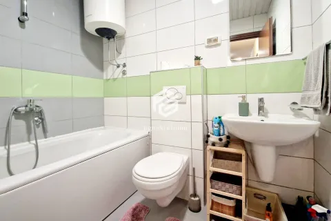 Kupatilo opremljeno kadom, umivaonikom, WC šoljom i bojlerom. - image 4