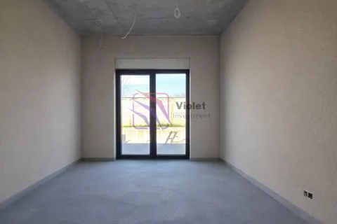 Neuređena prostorija u sivoj fazi sa balkonskim vratima i pogledom spolja. - image 11